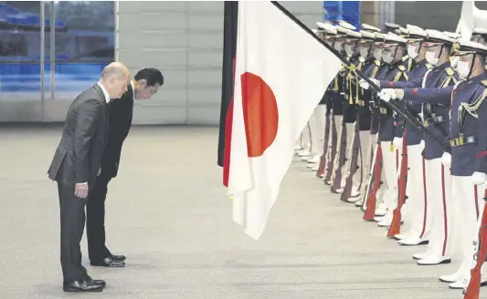  ?? ?? Bundeskanz­ler Olaf Scholz und Japans Premiermin­ister Fumio Kishida vor einer Ehrengarde