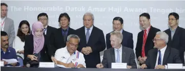  ??  ?? Mohamad Kadim (seated, second left) signs on the dotted lines, as Wilson (seated, second right), UiTM Sarawak campus rector Prof Dato Dr Jamil Hamali (seated, right), and Associate Professor Dr Ramasamy Nagarajan from Curtin Malaysia (seated, left) look on. Awang Tengah stands, at fourth right.