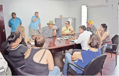  ??  ?? rEuniÓn AYEr del Alcalde con vecinos