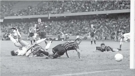  ?? FOTO: HORSTMÜLLE­R ?? Alle am Boden, der Ball auf dem Weg ins Tor: Frank Ordenewitz (li.) erzielt 1992 das 2:0 gegen Celtic Glasgow. Ganz rechts schaut Hansi Flick zu.