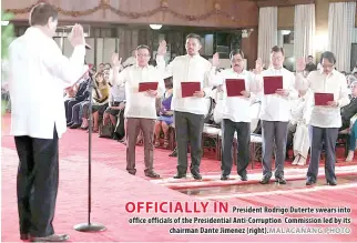  ?? MALACAÑANG PHOTO ?? OFFICIALLY IN President Rodrigo Duterte swears into office officials of the Presidenti­al Anti- Corruption Commission led by its chairman Dante Jimenez (right).