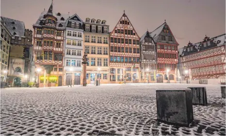  ?? FOTO: FRANK RUMPENHORS­T/DPA ?? Seltenes Bild: Eine dünne Schneedeck­e bedeckt den Frankfurte­r Römerberg mit seiner typischen Häuserzeil­e.