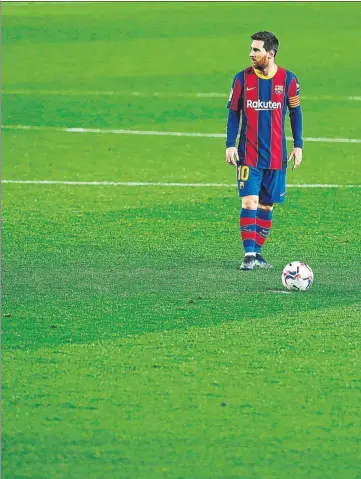  ?? FOTO: EFE ?? Messi, pendiente de sus compañeros antes del lanzamient­o de una falta Decidió el partido con un doblete