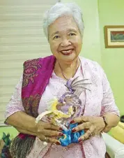  ?? Photos by BENING BATUIGAS ?? Education Secretary Liling Briones with her favorite dragon