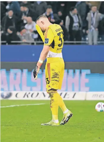  ?? FOTO: ULI DECK/DPA ?? Düsseldorf­s Torwart Florian Kastenmeie­r ist nach dem Spiel beim Karlsruher SC enttäuscht. Sein Fehler hatte zum 2:2-Ausgleich geführt.