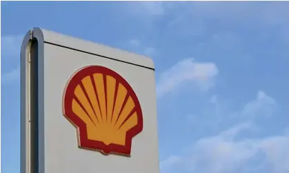  ?? ?? Global Witness alleges just 1.5% of Shell’s capital expenditur­e has been used to develop genuine renewables. Photograph: Paul Ellis/AFP/ Getty Images