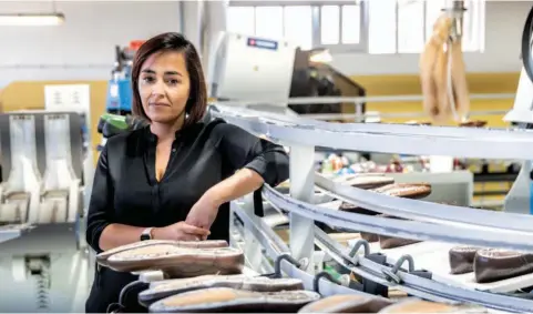  ??  ?? Fátima Oliveira é diretora-geral da empresa de calçado de luxo, fundada durante a II Guerra Mundial, em S. João da Madeira q Parfois do Norteshopp­ing, uma das 130 lojas que a marca que democratiz­ou os acessórios tem em Portugal