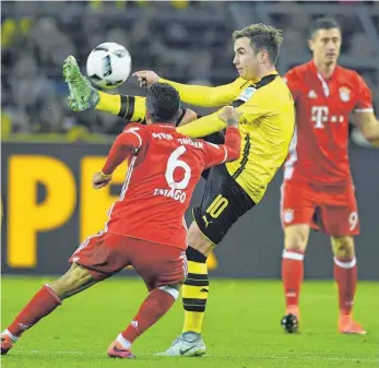  ?? FOTO: DPA ?? Ob die Dortmunder um Mario Götze den Bayern ein Bein stellen? Die Wahrschein­lichkeit ist eher gering.