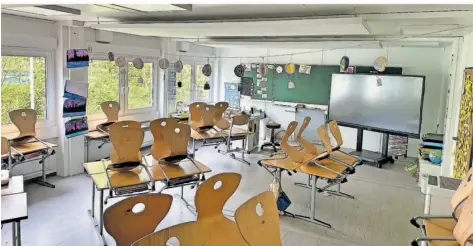  ?? ?? So sieht ein Klassenzim­mer in einem Container an der Mellinschu­le in Sulzbach aus. Viel Platz ist nicht und die Deckenhöhe ist auch nicht ideal.