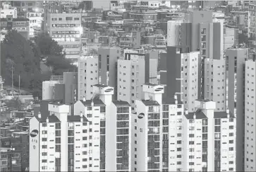  ?? Ed Jones AFP/Getty Images ?? MANY SOUTH KOREANS believe their fortunes are tied to Samsung, which accounts for 20% of the country’s gross domestic product. Above, apartments in Seoul carry the logo of Samsung, which is also a builder.