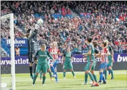  ??  ?? IGUALADO. El choque del año pasado en el Calderón acabó 1-1.