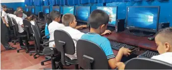  ??  ?? Donativo. Fundatamar­indo y Unicomer donan un nuevo y moderno equipo tecnológic­o al Complejo Educativo Cantón El Jagüey, en el municipio de Conchagua, La Unión.
