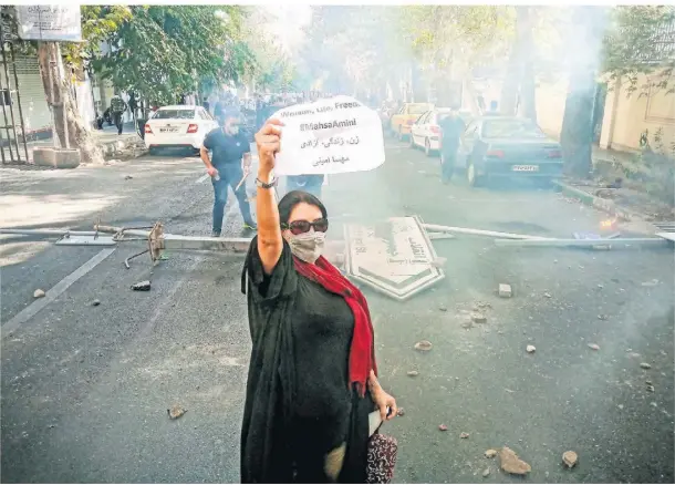  ?? FOTO: DPA ?? Eine Iranerin auf einer Demonstrat­ion in Teheran nach dem Tod der 22-jährigen Mahsa Amini.