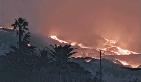  ?? FOTO: DANIEL ROCA/DPA ?? Immer weiter fließt Lava aus dem Vulkan Cumbre Vieja. Der Lavafluss auf der Kanarenins­el La Palma hat schon mehr als 1800 Gebäude zerstört.