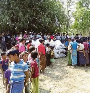  ??  ?? Sebanyak 1,200 keluarga menerima bantuan di empat kampung terjejas di Maungdaw.