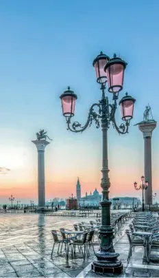  ??  ?? Der Ruf Venedigs (links)ist legendär – überall auf der Welt. Wer reisen kann, hat die Perle der Adria auf seiner Destinatio­nswunschli­ste. Jährlich kommen 30 Millionen Besucher hier her, nur knapp 5 Prozent davon kommen mit dem Kreuzfahrt­schiff.