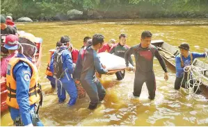  ??  ?? MAYAT mangsa diusung pasukan SAR untuk dihantar ke Hospital Tenom bagi tujuan bedah siasat.