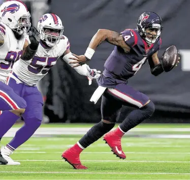  ?? Michael Wyke / Associated Press ?? El quarterbac­k Deshaun Watson (der.) escapa de la marca de Jerry Hughes (55) y Star Lotulelei (98) durante el triunfo de los Texans sobre los Bills en el partido del sábado en el NRG Stadium de Houston.