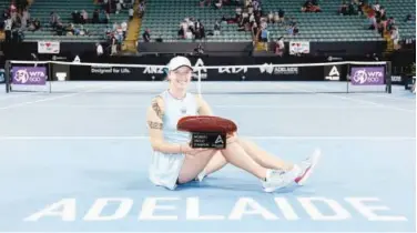  ?? Associated Press ?? ↑
Iga Swiatek poses with her trophy after beating Belinda Bencic in the final of Adelaide Internatio­nal tournament on Saturday.