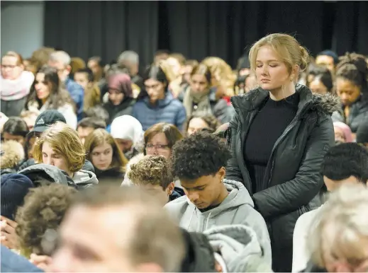  ?? PHOTO MARTIN ALARIE ?? L’hommage de mercredi soir à l’ado de 17 ans tué à L’île-des-soeurs par deux jeunes du même âge a été émouvant.