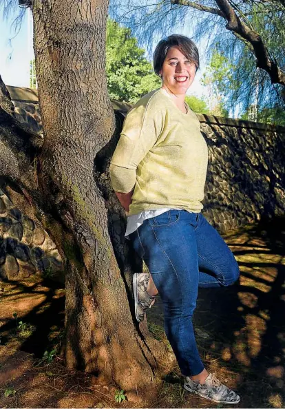  ?? (MARTÍN BAEZ) ?? Con los zapatos puestos. Rocío visitó la Redacción de La Voz para participar de un Facebook Live en el mediodía de ayer. Siempre sonriente y divertida, pidió que su calzado salga en la foto.