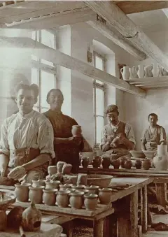  ?? FOTO: FAMILIE LAMPE ?? Blick in die Krehan-Werkstatt in Dornburg. Das Foto entstand zwar vor der Bauhaus-Ära, doch die Situation war ähnlich. Die jungen Bauhaussch­üler lernten bei Krehans die Grundlagen des Töpferhand­werks.