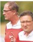  ?? RP-FOTO: ACHIM BLAZY ?? Suchende: Joachim Dünn (links) ist in diesen Tagen als Trainer und Sportliche­r Leiter gefordert.