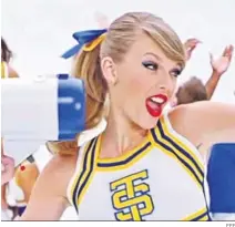  ?? EFE ?? Taylor Swift como animadora de fútbol en ‘Shake it off’.