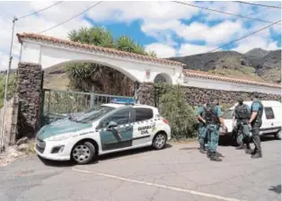  ?? EFE ?? La Guardia Civil, durante uno de los registros de la vivienda