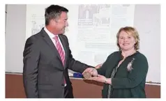  ??  ?? Laetitia Laude a reçu la médaille de la Ville de Poissy des mains du maire, Karl Olive.