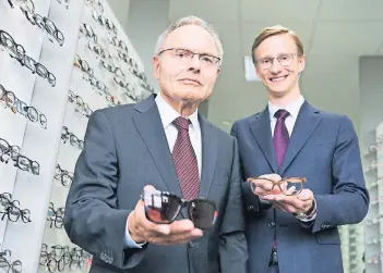  ??  ?? Günther Fielmann (links) ist Gründer des Brillen-Imperiums. Seinen Sohn Marc, der das Digitalges­chäft betreut, lässt er nur langsam ans Ruder.