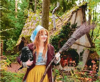  ?? Foto: Bohemia MP a archiv ?? Nyní a tenkrát V hrané verzi představuj­e Malou čarodějnic­i Karoline Herfurthov­á (vlevo), na snímku nahoře je titulní postava z animovanéh­o seriálu.