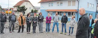  ?? FOTO: STEFFEN LANG ?? Bürgermeis­ter Roland Bürkle (vorne) informiert die Rohrbacher über den Bauablauf.