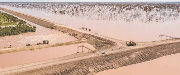  ?? Picture: Jeff Camden ?? WATER HARVEST: Cubbie Agricultur­e joined other Lower Balonne Queensland irrigators to harvest 30 per cent of the flood waters that flowed past, and through, their properties in just 31 days earlier this year.