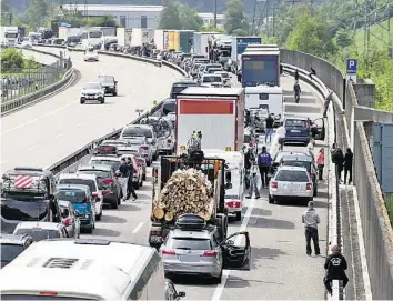  ?? KEYSTONE ?? Wo Stau herrscht – hier am 19. Mai 2018 vor dem Gotthard-Nordportal – gibts auch Abfall.