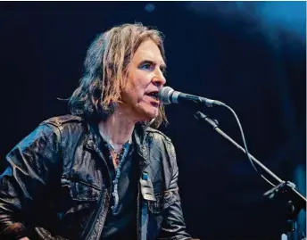  ?? (GARY WOLSTENHOL­ME) ?? Justin Sullivan, 62 ans ce dimanche, a fondé New Model Army à Bradford en 1980.