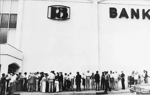  ?? Associated Press ?? Hundreds of customers of the insolvent Penn Square Bank line up as they attempt to withdraw their money on July 6, 1982, in Oklahoma City after it was closed by federal officials.