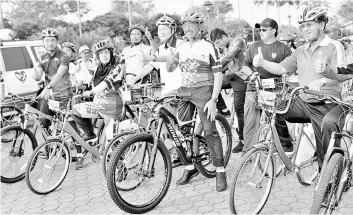  ??  ?? Musa (second front row), Lee (third), Jainab (fourth) participat­ing in the Family Ride program at Taman Teluk Likas yesterday.