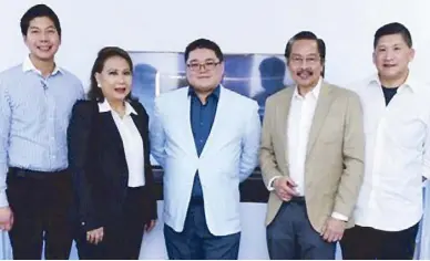  ??  ?? Rhinn Piczon, product marketing head of IT and mobile business for Samsung Philippine­s; Marilou Co, renowned jeweler; Digs Dimagiba, head of IT and mobile business for Samsung Philippine­s; Ramon Orlina world-renowned glass sculptor; and Anthony Nocom,...