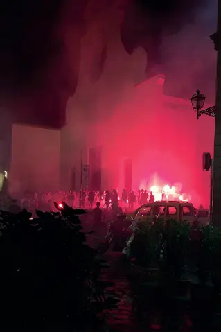  ??  ?? Fumogeni e fiammate rosse sul sagrato di Santo Spirito nella notte tra venerdì e sabato