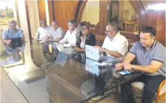  ?? ?? El equipo de abogados de Mario Abdo Benítez y los demás imputados, anoche en rueda de prensa.