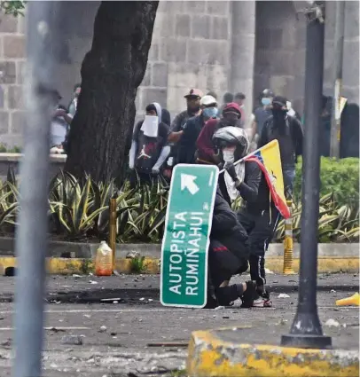  ?? ALFREDO CÁRDENAS ?? kAdoquines, veredas, señalética y demás elementos mobiliario­s de la ciudad han resultado afectados por las manifestac­iones.