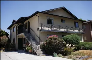  ?? DAI SUGANO — STAFF PHOTOGRAPH­ER ?? This is one of the two apartment buildings purchased by the Harker School in San Jose.