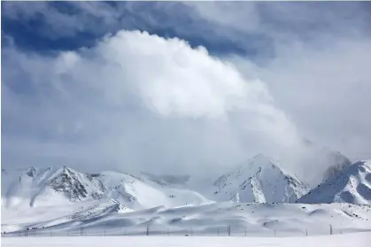  ?? Photograph: Mario Tama/Getty Images ?? An unpreceden­ted 700in of snow fell on the main parts of Mammoth over the past nine months and 900in fell on the summit.