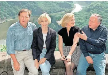  ?? FOTO: BERG/DPA ?? SPD-Rivalen 1998, hier noch gemeinsam an der Saarschlei­fe: Gerhard Schröder und seine spätere Frau Doris Köpf posierten im August 1997 mit dem SPD-Vorsitzend­en Oskar Lafontaine und dessen damaliger Frau Christa Müller.
