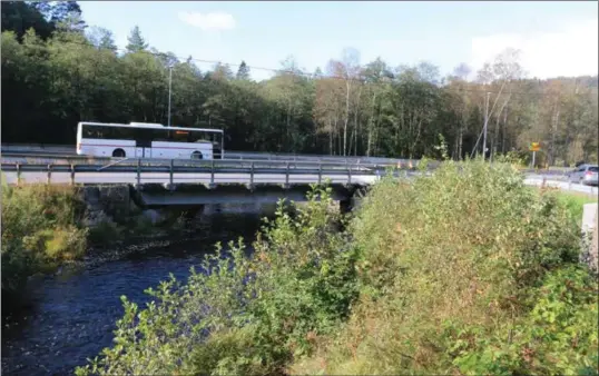  ?? ALLE FOTO: TORREY ENOKSEN ?? Bussen fra Kristiansa­nd passerer fyllingen som har fungert som omkjørings­vei siden oktober 2017. Den over 78 år gamle broen over Litleåna som har vaert stengt i snart to år, vil om ett år bli erstattet av en ny bru.