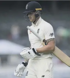  ??  ?? 0 Ben Stokes walks off into controvers­y after being dismissed.