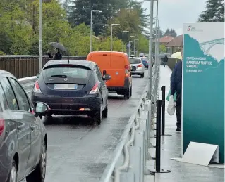  ??  ?? Primo giorno Subito dopo la riapertura, sul ponte è tornato il traffico delle auto