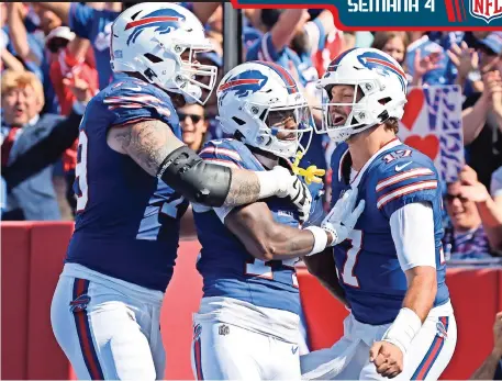  ?? ?? STEFON DIGGS, centro, celebra su touchdown con Spencer Brown, izq., y Josh Allen, der.