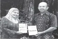  ??  ?? NORSIAH bersama Bapa Korporat SMKRR Dato’ Sri Haji Mohd Alias Haji Abdul Rahman.